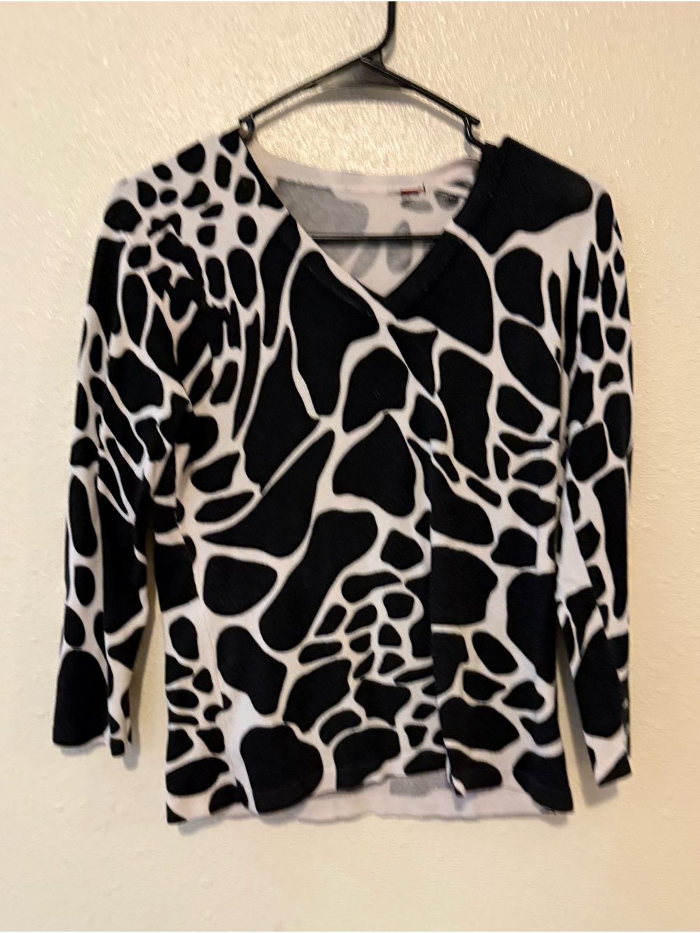Black & White Patterned V-Neck Women’s Top